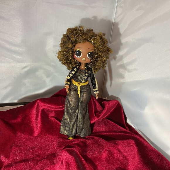 LOL OMG Fierce Royal Bee Doll 2019 - Picture 2 of 2